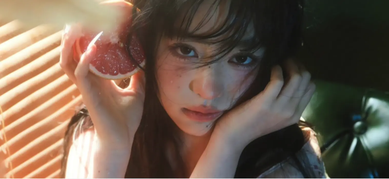 2岁女童黔灵山公园玩耍